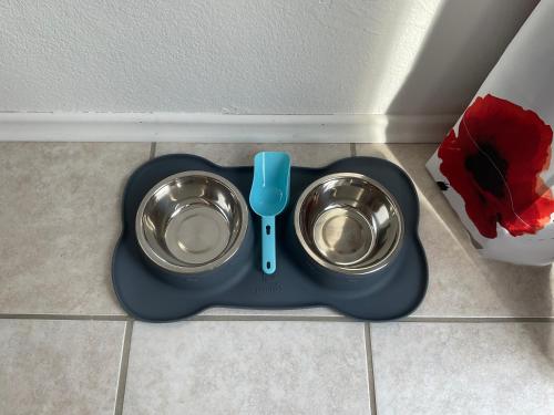 a dog bowl and dog bowl holder on the floor at Am Wildbach bei Passau in Saming