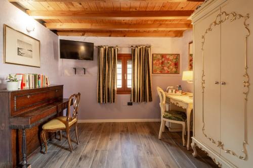 a room with a wooden floor and wooden furniture at Ca' Fontanea in Venice