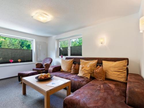 ein Wohnzimmer mit einem Sofa und einem Tisch in der Unterkunft House in H ttau near Salzburg Airport in Hüttau
