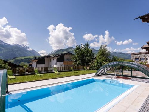 una piscina con vistas a las montañas en Luxurious Apartment in F rth with Pool en Piesendorf