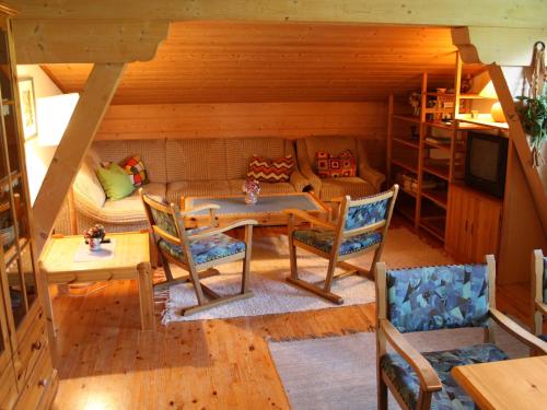 フラッハウにあるSpacious Chalet in Flachau with Saunaのリビングルーム(ソファ、テーブル、椅子付)