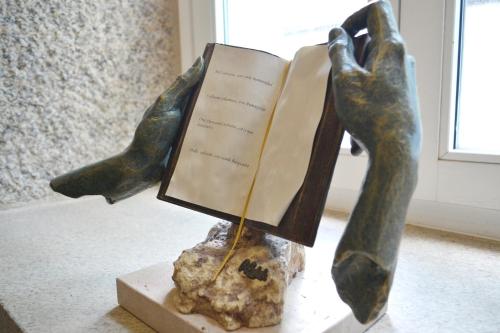 a statue of two people reading a book at Hotel Alda San Bieito in Santiago de Compostela