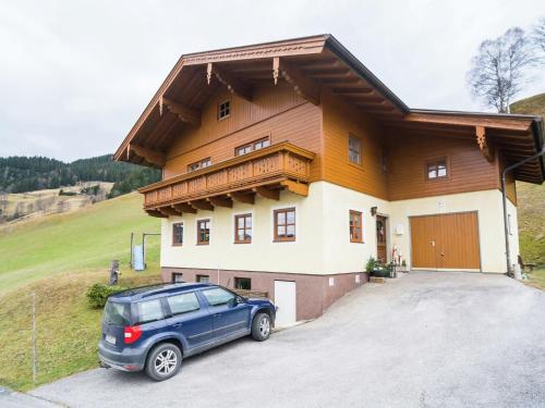 ヴァークラインにあるApartment near the ski area in Wagrainの家の前に停められた青い水