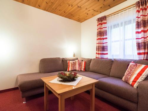 sala de estar con sofá y mesa en Apartment near the ski area in Wagrain en Wagrain