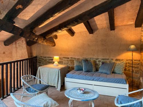 1 dormitorio con 1 cama, 2 sillas y mesa en La Casa del Bosque, en Cabra de Mora
