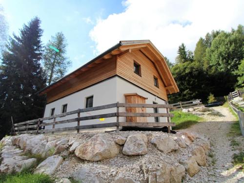 バート・クラインキルヒハイムにあるChalet in Bad Kleinkirchheim with saunaの小屋