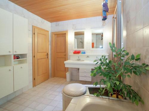 Holiday Home in Salzburg near Ski Area with Balcony tesisinde bir banyo