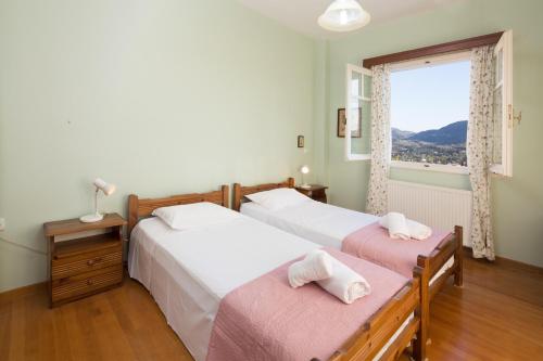 Llit o llits en una habitació de Villa Dorina by Corfuescapes