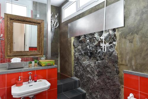 a bathroom with a sink and a mirror at Finca Los Quevedo - Los Corralillos in Agüimes