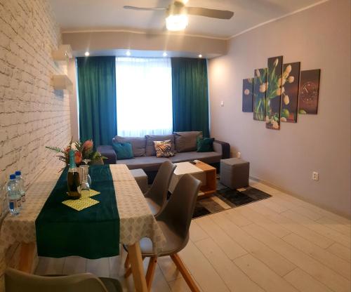 - un salon avec une table et un canapé dans l'établissement APARTAMENT 2+2, à Konin
