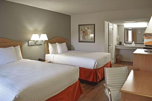 Postel nebo postele na pokoji v ubytování Rodeway Inn Hot Springs National Park Area