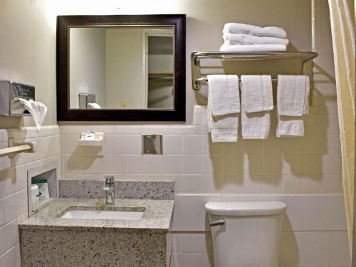 Phòng tắm tại Rodeway Inn Hot Springs National Park Area