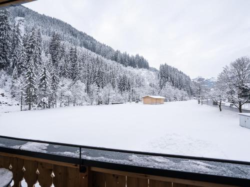 Chalet in Saalbach near Ski Lift and Sauna