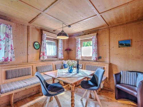 Welcoming Holiday Home with Garden in Tyrol في ماتري إن أوستيرول: غرفة طعام مع طاولة وكراسي