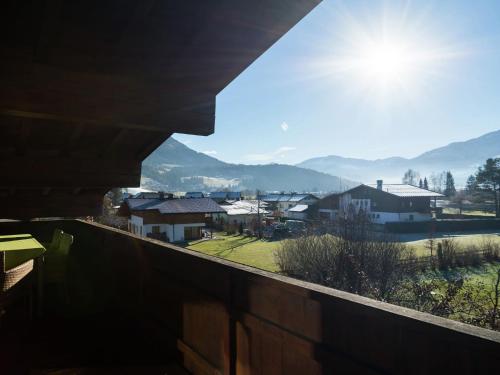 キルヒドルフ・イン・チロルにあるSunlit Apartment near Ski Area in Tyrolの山の景色を望む家のバルコニー