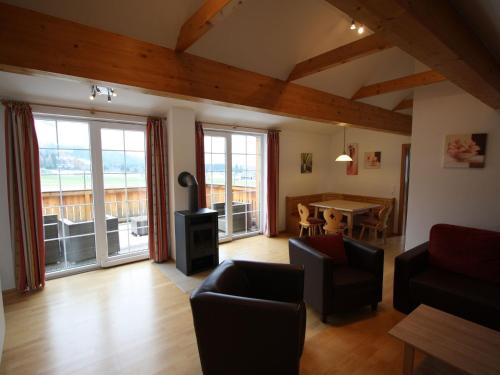 ein Wohnzimmer mit einem Sofa und einem Tisch in der Unterkunft Apartment in Sankt Margarethen near Ski Area in Sankt Margarethen im Lungau