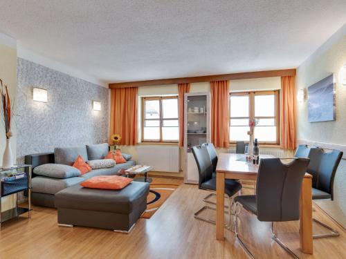 ein Wohnzimmer mit einem Sofa und einem Tisch in der Unterkunft Lively flat near a ski resort in Fiss in Fiss