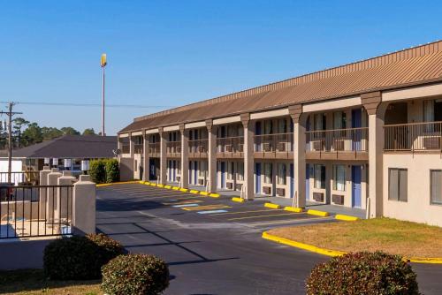an empty parking lot in front of a building at Quality Inn Ashburn in Ashburn