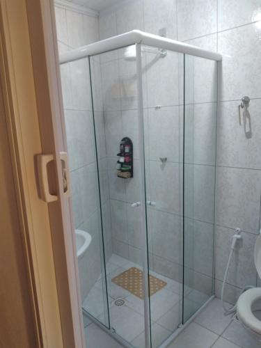 W łazience znajduje się prysznic ze szklanymi drzwiami. w obiekcie Pousada Clave de Sol w mieście Conservatória