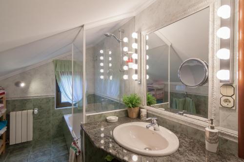 a bathroom with a sink and a mirror at La Centinela, Geoparque Costa Quebrada in Miengo