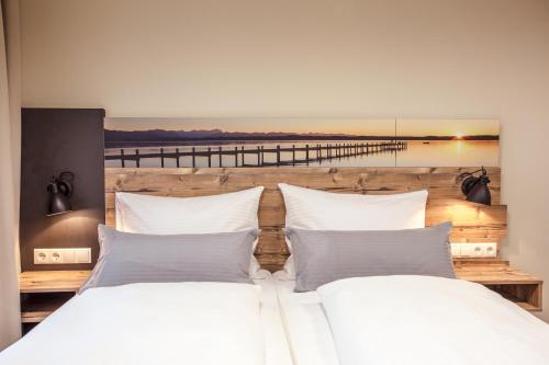 ein Schlafzimmer mit zwei Betten mit weißen Kissen in der Unterkunft Gästehaus - Boardinghouse Magnetsried in Seeshaupt