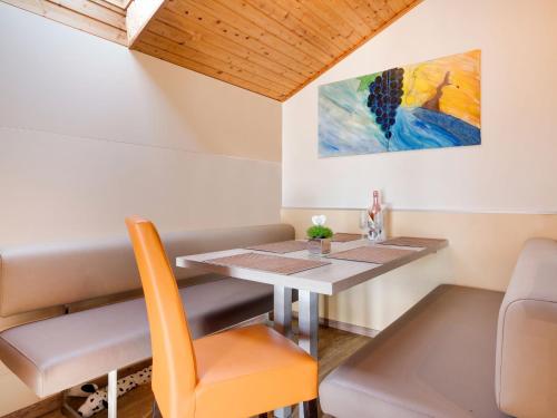 ein Esszimmer mit einem Tisch und einem Gemälde an der Wand in der Unterkunft Apartment in Eberndorf Carinthia with sauna in Eberndorf