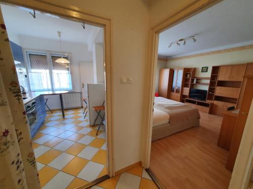 ブダペストにあるM Apartments - Info Parkのベッドルーム1室(ベッド1台付)、鏡付きのベッドルーム1室が備わります。