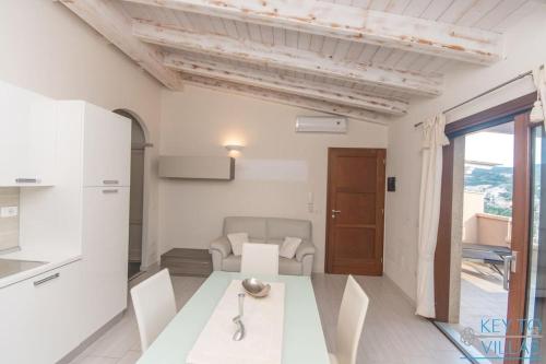 een woonkamer met een tafel en een bank bij Brigata House - Luxury 2 beds, wifi, balcony,sea view - Key to Villas in Castelsardo