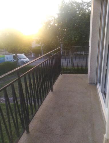 Un balcón de una casa con una valla de hierro forjado en Appartement proche de Rennes en Vezin-le-Coquet
