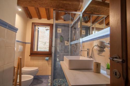 A bathroom at Umbrian Concierge - La Casa dei Pellari