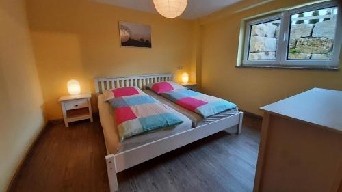 1 dormitorio con 1 cama con 2 almohadas y ventana en Wilhelm-Tell-Str., en Altusried