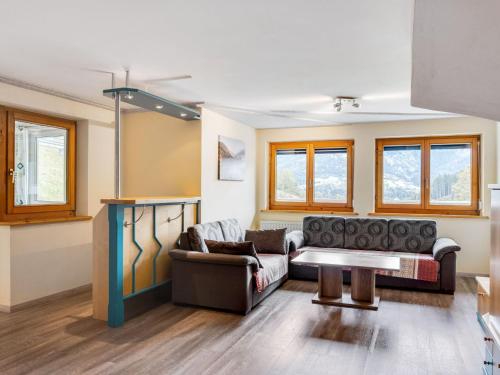 ツェル・アム・ゼーにあるLuxurious Apartment in Zell am See near Ski Areaのリビングルーム(ソファ、テーブル付)