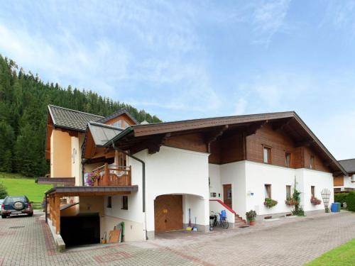 un gran edificio blanco con techo de madera en Apartment near the ski area in the Salzburg region, en Altenmarkt im Pongau