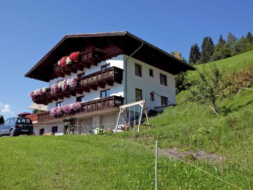 ヴァークラインにあるSnug Holiday Home in Sankt Johann im Pongau with Gardenの丘側バルコニー付きの建物