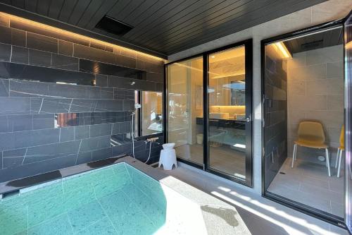 a bathroom with a jacuzzi tub in a house at 八ヶ岳FUJIYAMAテラス寛道 in Hokuto