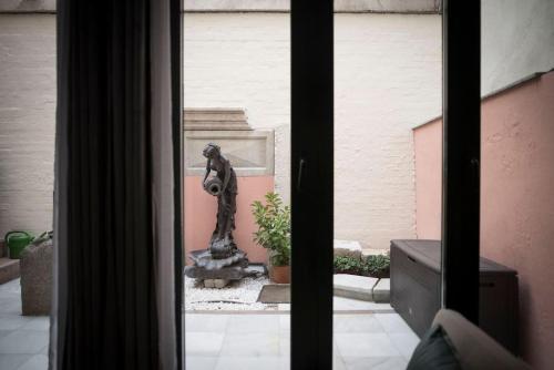 a view of a statue of a horse from a window at Apartamento en Centro Histórico con patio Romano in San Lorenzo de El Escorial
