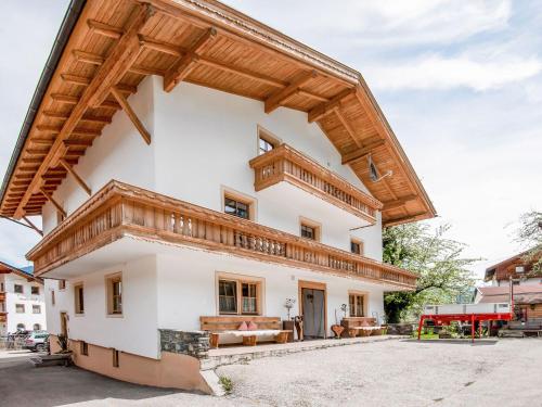 Una casa grande con balcones de madera en la parte superior. en Attractive apartment in Hainzenberg with ski room, en Hainzenberg