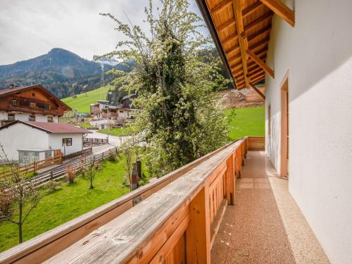 balcón con vistas a las montañas en Attractive apartment in Hainzenberg with ski room, en Hainzenberg