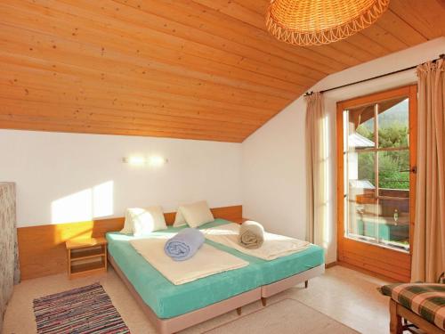 サンクト・ジョアン・イン・チロルにあるCozy apartment in St Johann in Tyrolの木製の天井のベッドルーム1室(ベッド1台付)