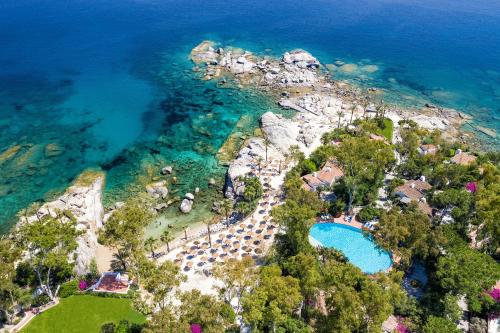 an aerial view of a resort with a swimming pool at Arbatax Park Resort - Suites Del Mare in Àrbatax