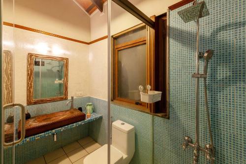 Ванна кімната в Aranyam Villa by StayVista with Modern wooden interiors, Kidszone, Indoor games & plunge pool