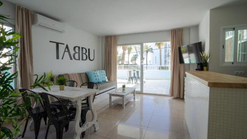 Televisyen dan/atau pusat hiburan di Tabbu ibiza apartments