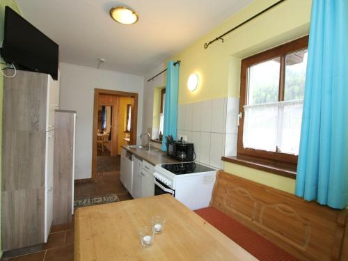 Kitchen o kitchenette sa Pleasant Apartment in L ngenfeld with Sauna