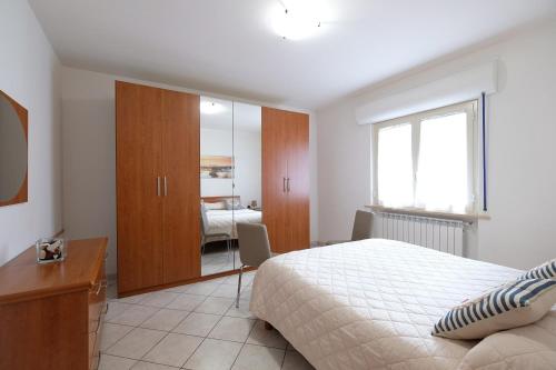 una camera da letto con un letto, una scrivania e uno specchio di Marina 2 Pineto Vacanza a Pineto