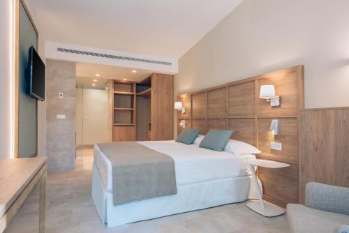 Televisyen dan/atau pusat hiburan di Iberostar Waves Cala Domingos All Inclusive