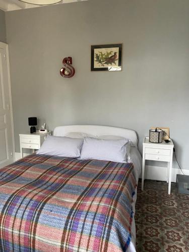 - une chambre avec un lit et 2 tables blanches dans l'établissement Suite&Caux 1, à Cany-Barville