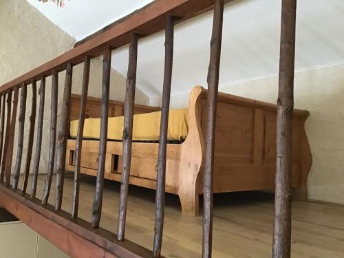 - un lit sur les escaliers d'une maison dans l'établissement Mas de Papé, à Loriol-du-Comtat