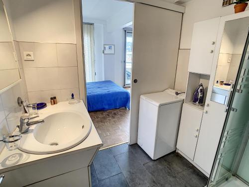 une petite salle de bain avec un lavabo et un miroir dans l'établissement Ibis Studio 5380, à Cannes