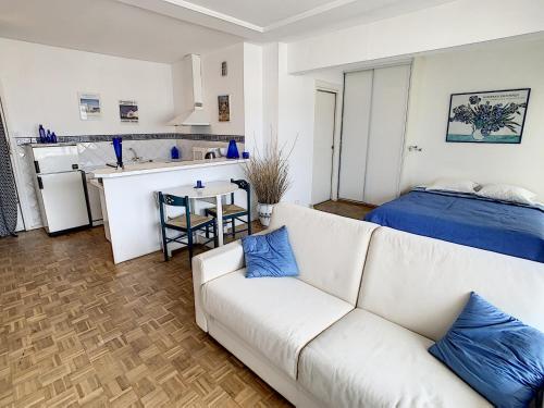 un salon avec un canapé blanc et une cuisine dans l'établissement Ibis Studio 5380, à Cannes