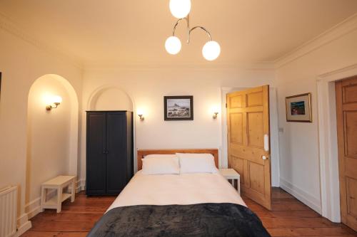 Postel nebo postele na pokoji v ubytování The Cottage-Large central property with Estuary views and private parking